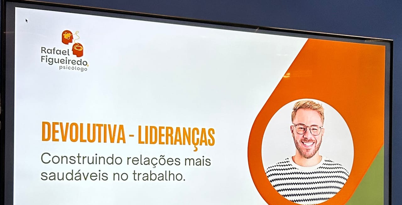 Slide "Devolutiva – Lideranças" em uma apresentação do Rafael numa empresa