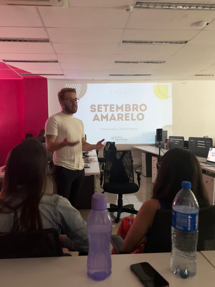 Rafael Figueiredo apresentando uma palestra sobre Setembro Amarelo em uma empresa